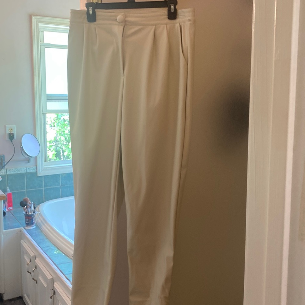 Princess Polly High waisted pants in cream with pockets. Loose fit legs size 10